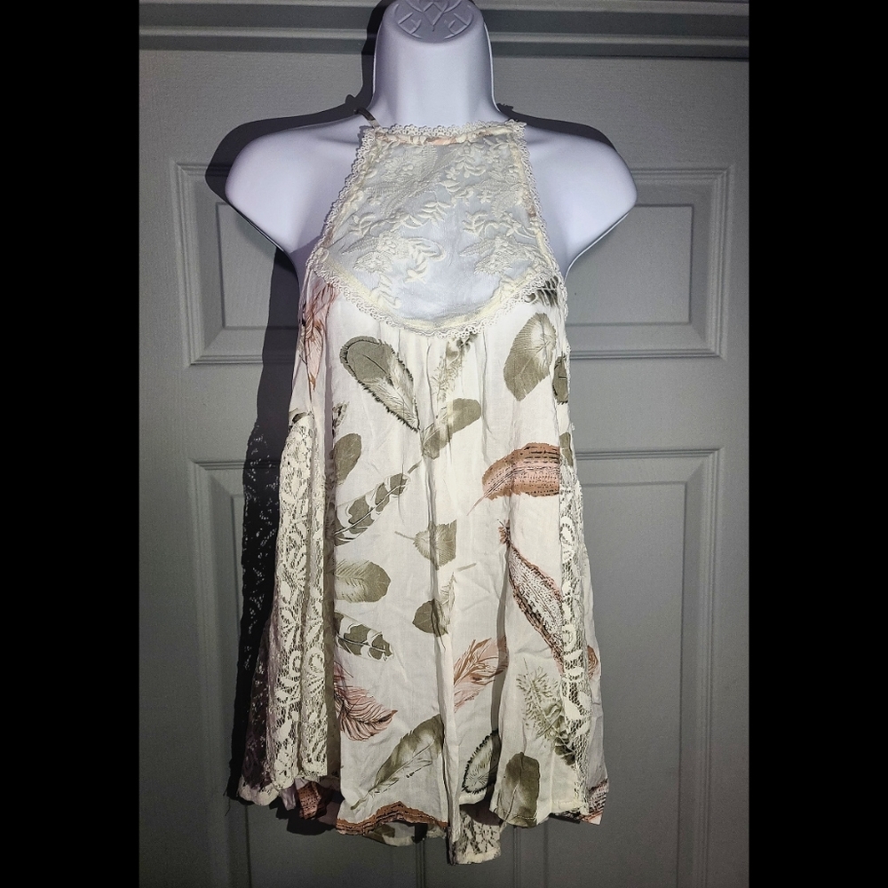 Entro top ivory feather print.